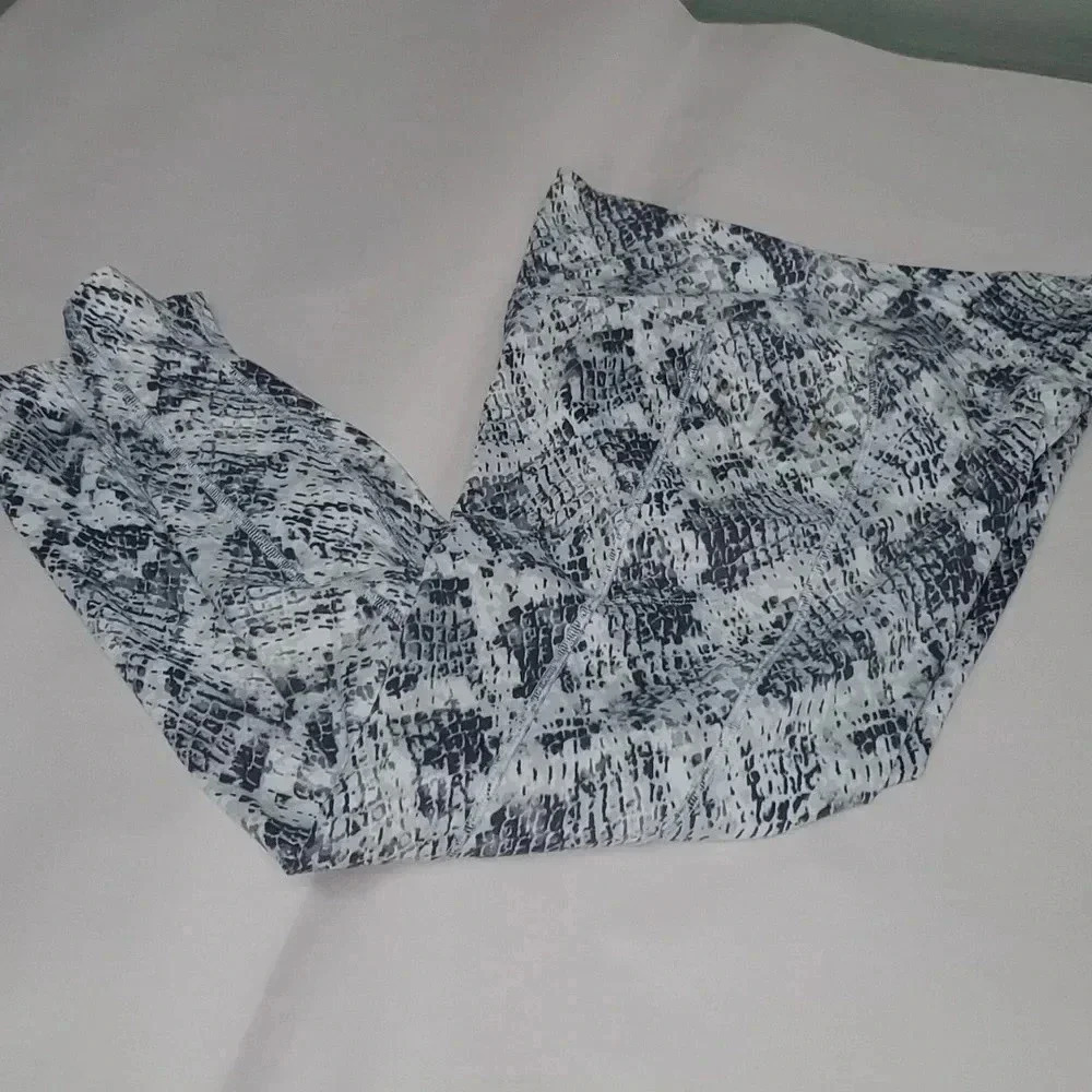 VS Victoria’s Secret Pink Sport Buttery Soft Legging Python White Grey Size M - Picture 8 of 9